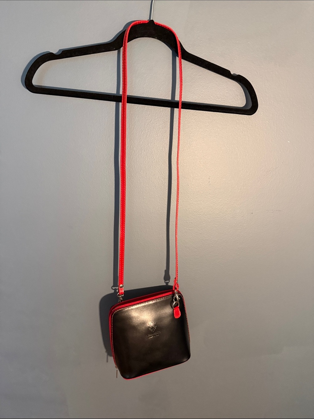 Vera Pelle Black Leather Crossbody with Red Accents - Picture 4 of 4